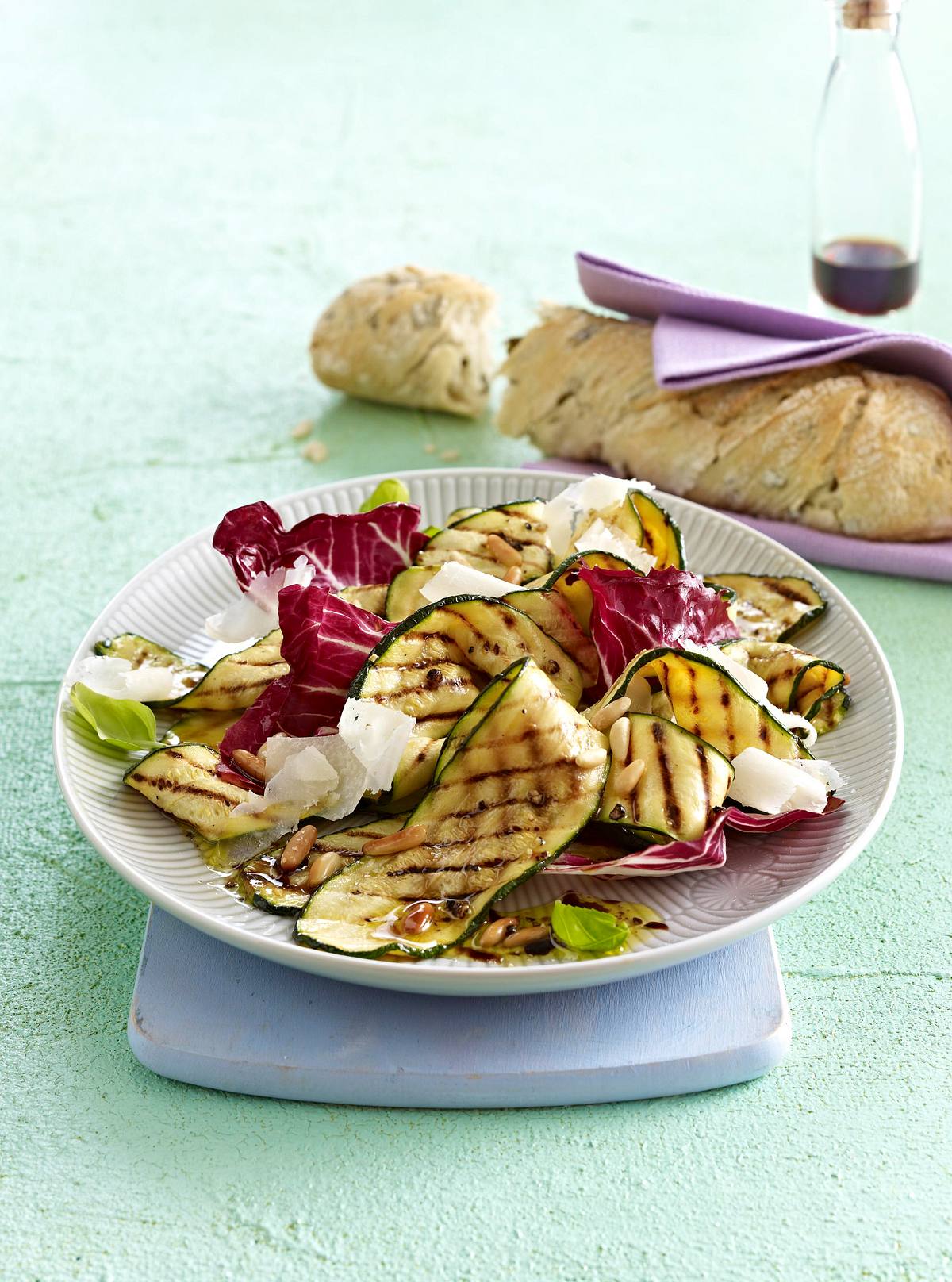 Gegrillter Zucchini-Salat mit Pinienkernen und Parmesan Rezept