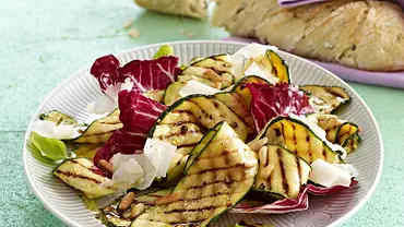 Gegrillter Zucchini-Salat mit Pinienkernen und Parmesan Rezept - Foto: LECKER @ Bauer Media Group Gegrillter Zucchini-Salat mit Pinienkernen und Parmesan Rezept - Foto: LECKER @ Bauer Media Group