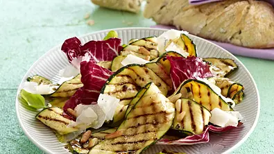 Gegrillter Zucchini-Salat mit Pinienkernen und Parmesan Rezept - Foto: LECKER @ Bauer Media Group