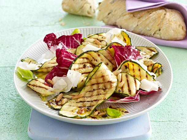 Gegrillter Zucchini-Salat mit Pinienkernen und Parmesan Rezept Gegrillter Zucchini-Salat mit Pinienkernen und Parmesan Rezept