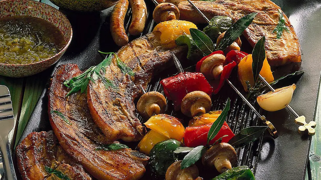 Gegrilltes Bauchfleisch und Gemüse-Spieße Rezept - Foto: LECKER @ Bauer Media Group