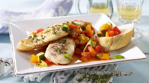 Gegrilltes Fischfilet mit feinem Gemüse-Salat Rezept - Foto: House of Food / Bauer Food Experts KG