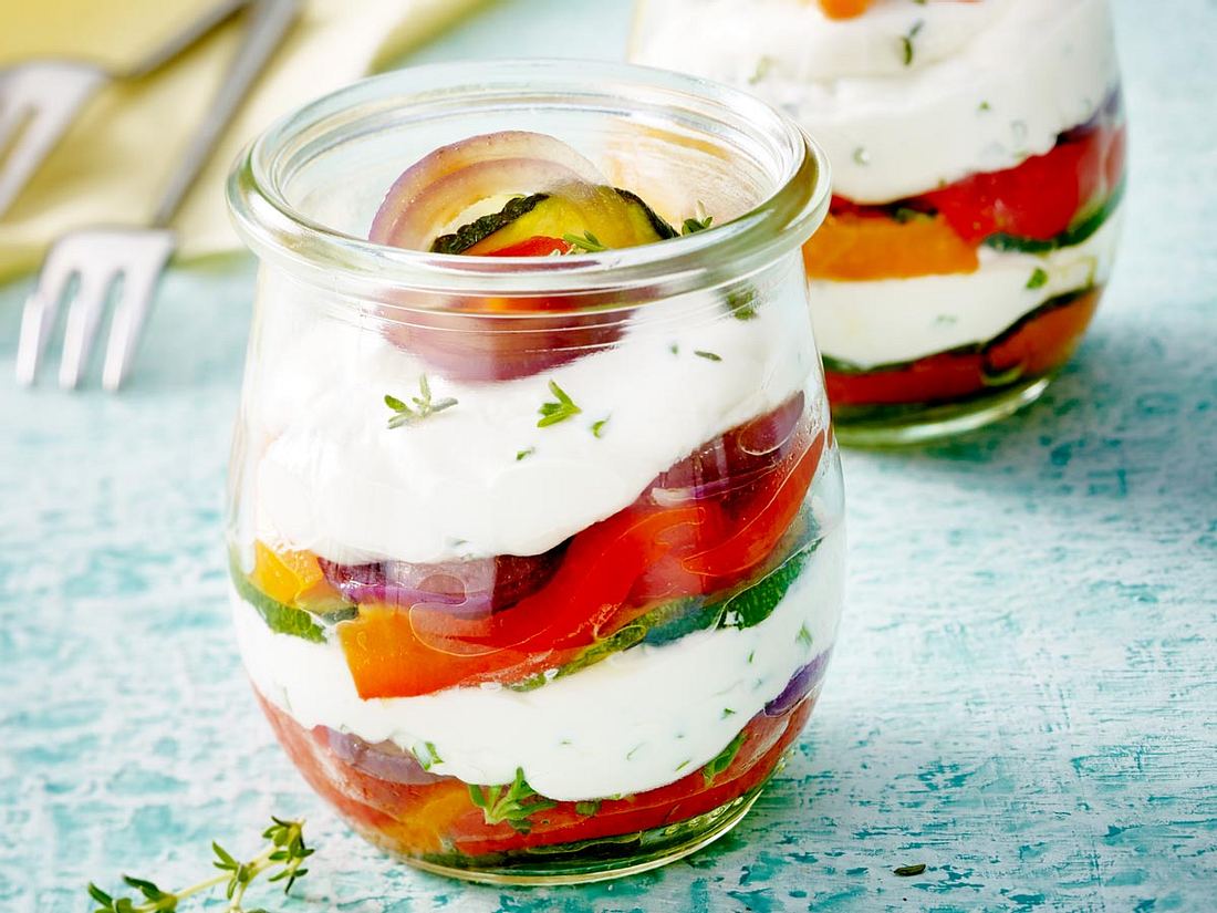 Gegrilltes Gemüse mit Ziegenkäse aus dem Glas Rezept | LECKER