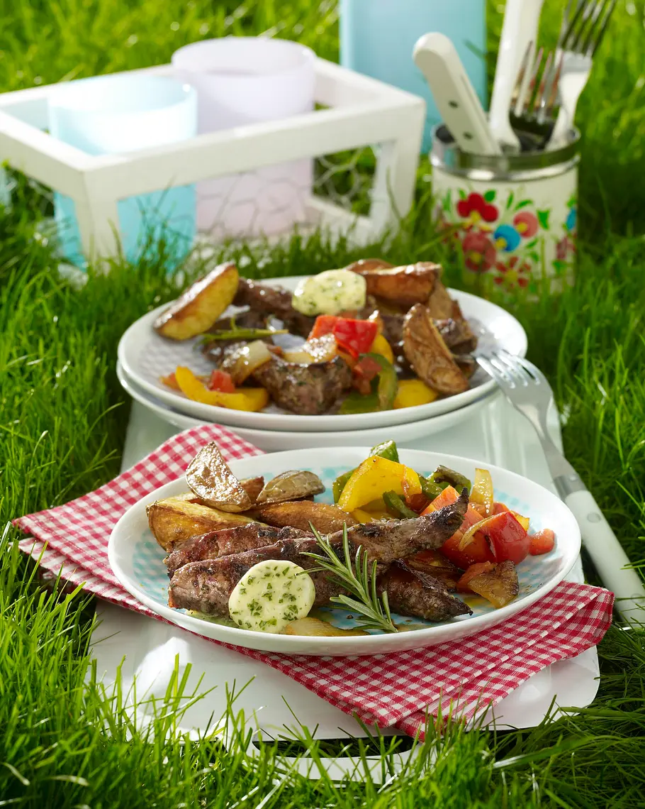 Gegrilltes Lammfilet mit Minz-Petersilien-Butter und Paprikagemüse Rezept Gegrilltes Lammfilet mit Minz-Petersilien-Butter und Paprikagemüse Rezept
