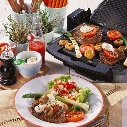 Gegrilltes Pfeffersteak mit Salat Rezept Gegrilltes Pfeffersteak mit Salat Rezept
