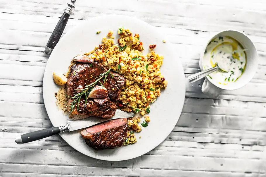 Gegrilltes Rib-Eye mit Couscous und Minzjoghurt Rezept Gegrilltes Rib-Eye mit Couscous und Minzjoghurt Rezept