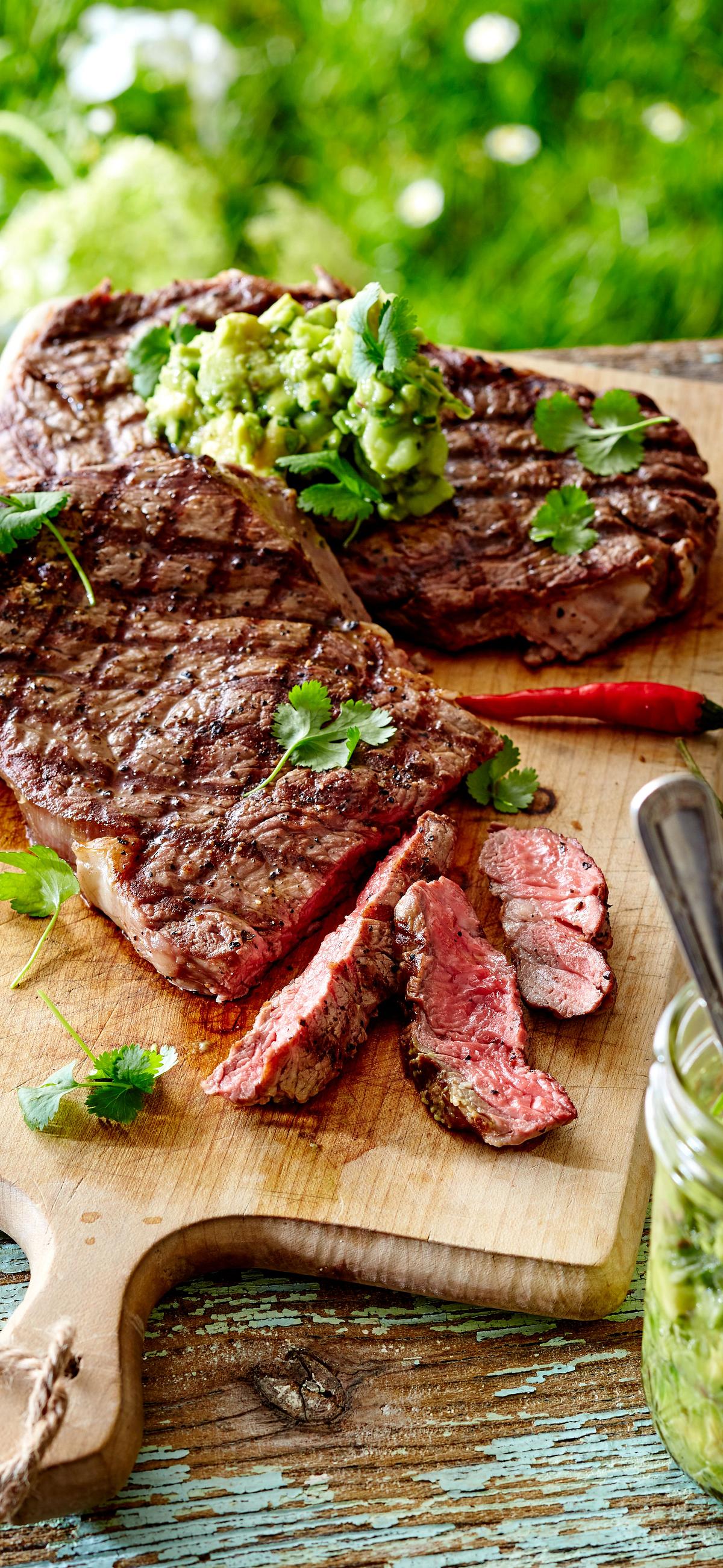 Gegrilltes Rib Eye-Steak mit Avocado und Meerrettich-Salsa Rezept