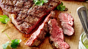 Gegrilltes Rib Eye-Steak mit Avocado und Meerrettich-Salsa Rezept - Foto: LECKER @ Bauer Media Group Gegrilltes Rib Eye-Steak mit Avocado und Meerrettich-Salsa Rezept - Foto: LECKER @ Bauer Media Group