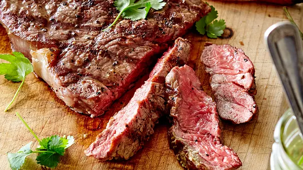 Gegrilltes Rib Eye-Steak mit Avocado und Meerrettich-Salsa Rezept - Foto: LECKER @ Bauer Media Group