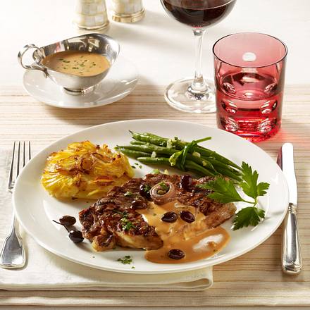 Gegrilltes Rib Eye Steak mit "Cafe de Paris"-Sauce und Keniaböhnchen und Bäckerinkartoffeln Rezept