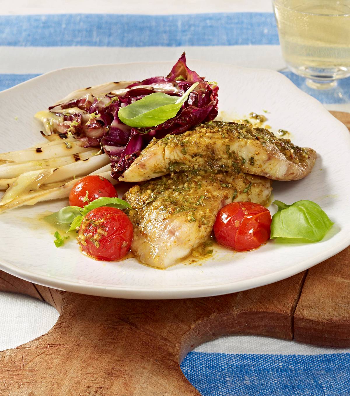 Gegrilltes Welsfilet mit Salat Rezept