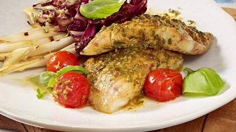 Gegrilltes Welsfilet mit Salat Rezept - Foto: House of Food / Bauer Food Experts KG