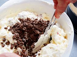Gehackte Schokolade unterheben - Foto: House of Food / Bauer Food Experts KG
