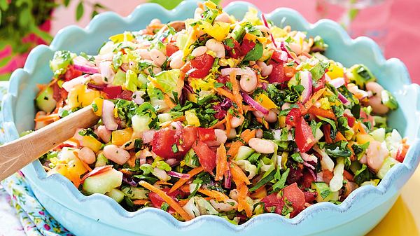 Bunter gehackter Salat zum Grillen in einer großen hellblauen Schale mit gewelltem Rand. - Foto: House of Food / Bauer Food Experts KG