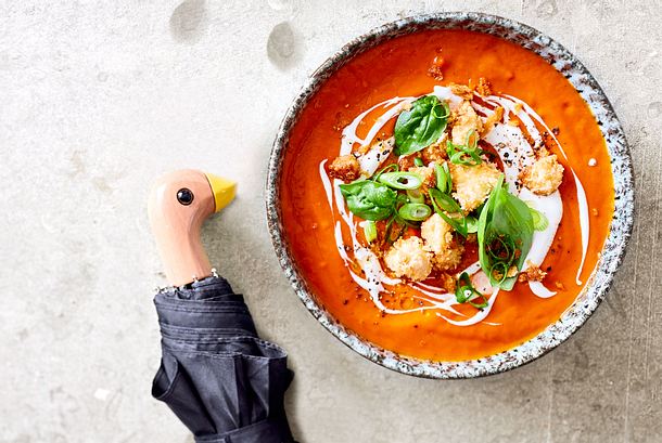 Geheimnisvoller Knusperfeta mit Tomaten-Paprika-Suppe Rezept Geheimnisvoller Knusperfeta mit Tomaten-Paprika-Suppe Rezept