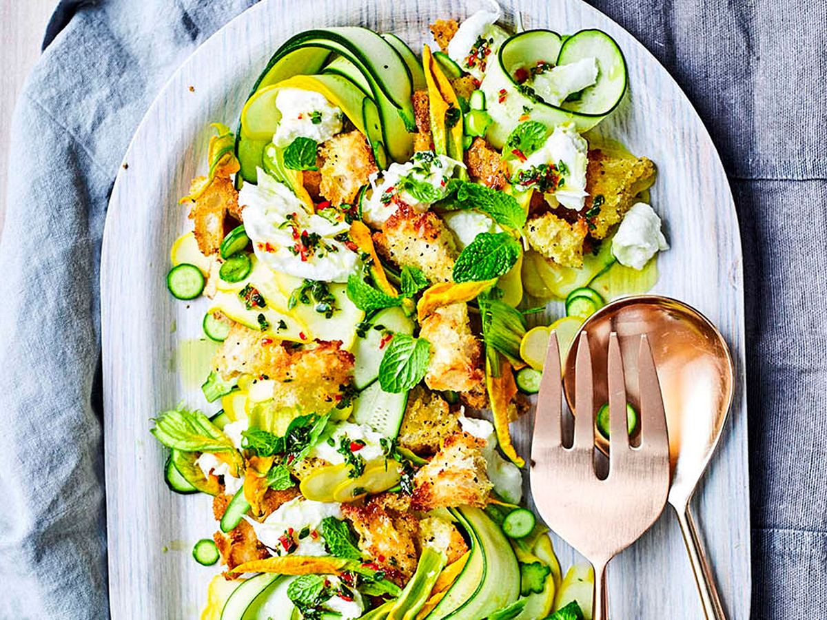 „Geht rucki, zucki“-Zucchini-Salat mit Burrata Rezept