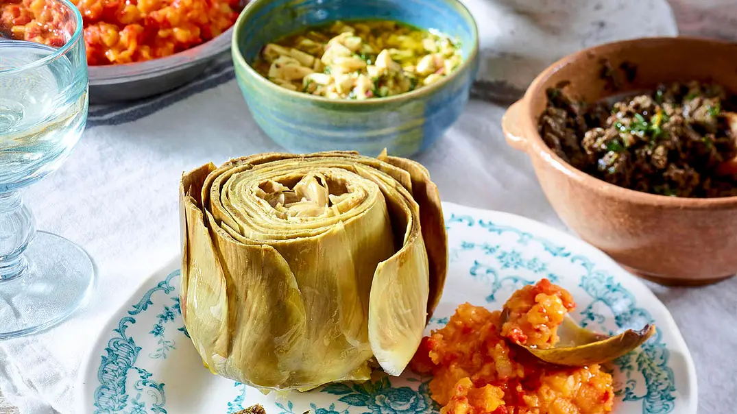 Gekochte Artischocken mit drei Dips Rezept - Foto: LECKER @ Bauer Media Group Gekochte Artischocken mit drei Dips Rezept - Foto: LECKER @ Bauer Media Group