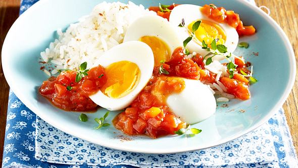 Gekochte Eier in Tomatensoße