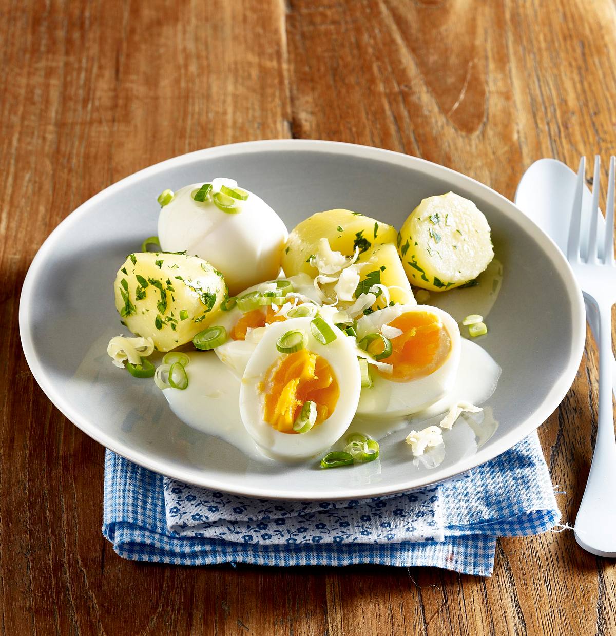 Gekochte Eier mit dreierlei Käsesoße Rezept