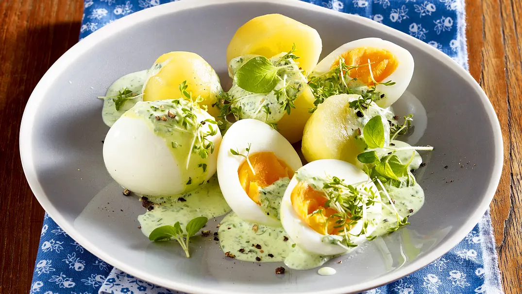 Gekochte Eier mit Kräutersoße Rezept - Foto: LECKER @ Bauer Media Group Gekochte Eier mit Kräutersoße Rezept - Foto: LECKER @ Bauer Media Group