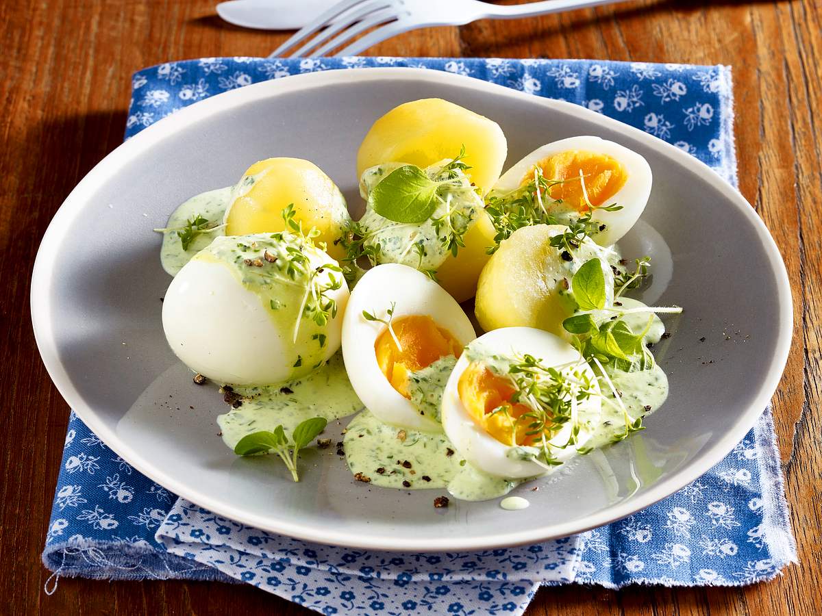 Gekochte Eier mit Kräutersoße Rezept