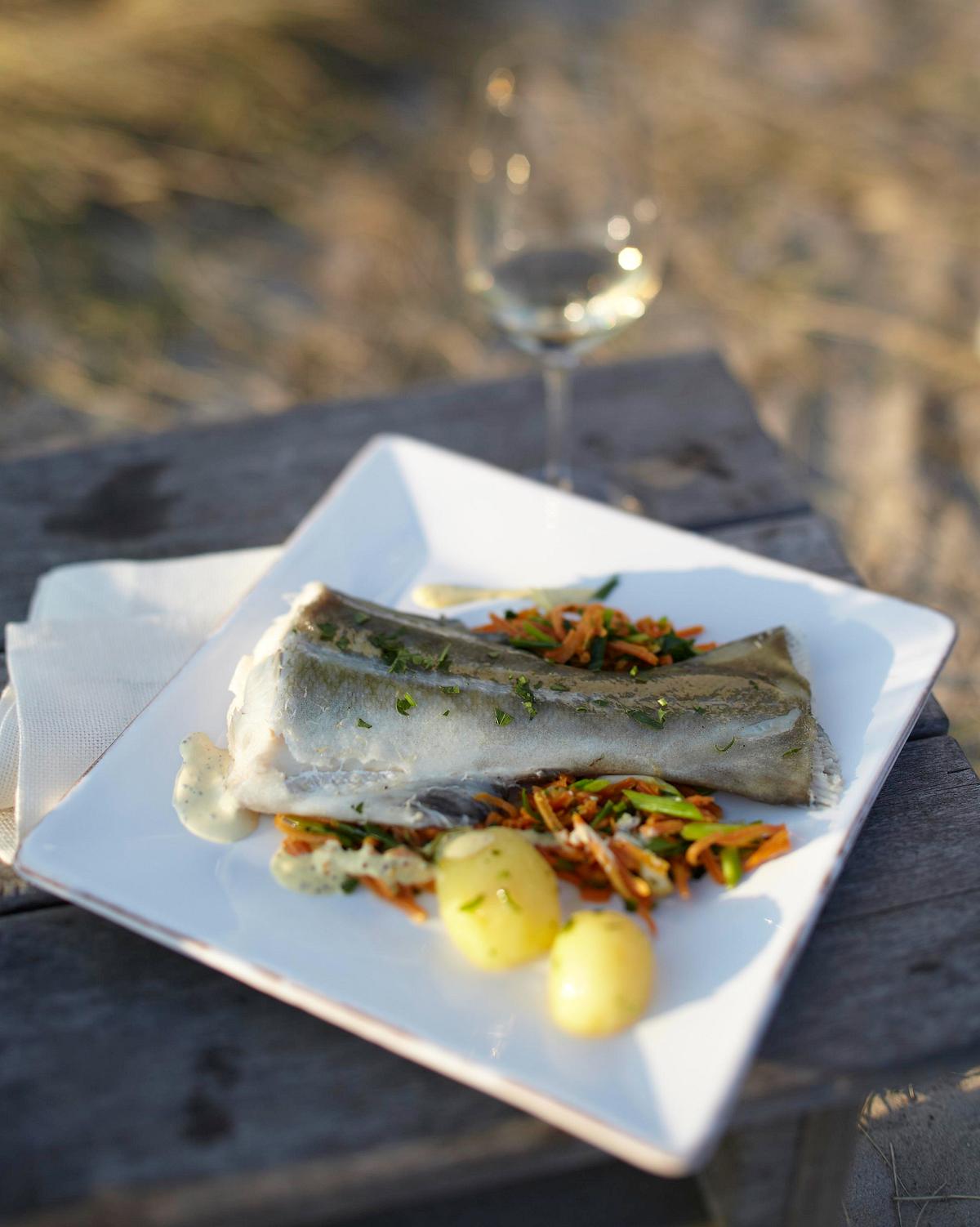 Gekochter Dorsch auf Julienne-Gemüse Rezept