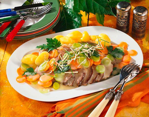 Gekochtes Rindfleisch mit Meerrettichgemüse Rezept Gekochtes Rindfleisch mit Meerrettichgemüse Rezept