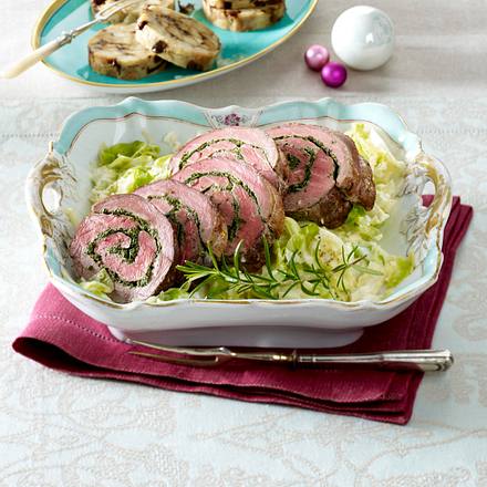 Gekräuterte Rinderroulade auf Meerrettich-Spitzkohl mit Pflaumensemmelknödel (Johann Lafer) Rezept Gekräuterte Rinderroulade auf Meerrettich-Spitzkohl mit Pflaumensemmelknödel (Johann Lafer) Rezept