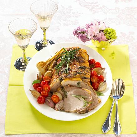 Gekräuterter Schweinebraten mit Tomaten-Schalottengemüse Rezept