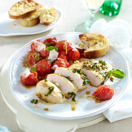 Gekräutertes Hähnchenfilet mit Schmortomaten Rezept Gekräutertes Hähnchenfilet mit Schmortomaten Rezept