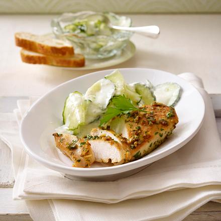 Gekräutertes Knoblauch-Hähnchenfilet zu Gurken-Joghurt-Salat Rezept Gekräutertes Knoblauch-Hähnchenfilet zu Gurken-Joghurt-Salat Rezept