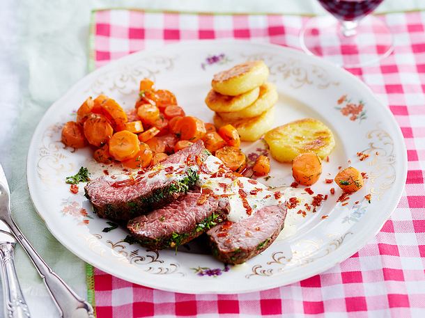 Gekräutertes Rinderfilet mit Dillmöhren, Gnocchiplätzchen und Zitronen-Sahne-Butter Rezept Gekräutertes Rinderfilet mit Dillmöhren, Gnocchiplätzchen und Zitronen-Sahne-Butter Rezept