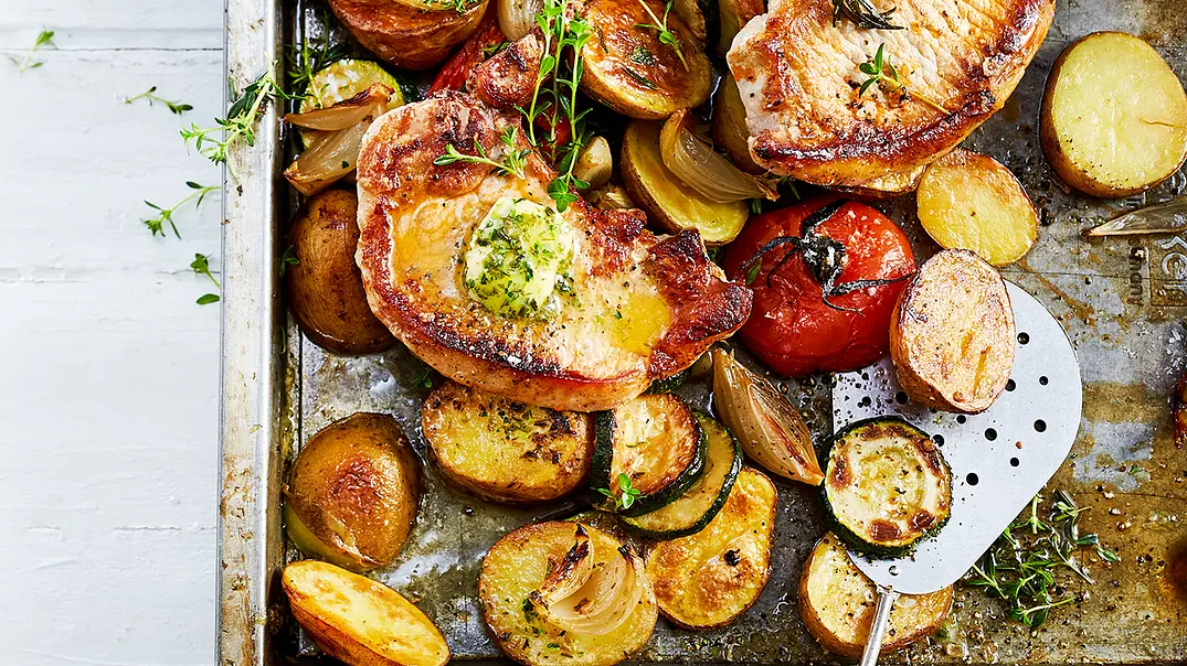Gekräuterte Koteletts zu Röst-Kartoffeln Rezept - Foto: LECKER @ Bauer Media Group Gekräuterte Koteletts zu Röst-Kartoffeln Rezept - Foto: LECKER @ Bauer Media Group