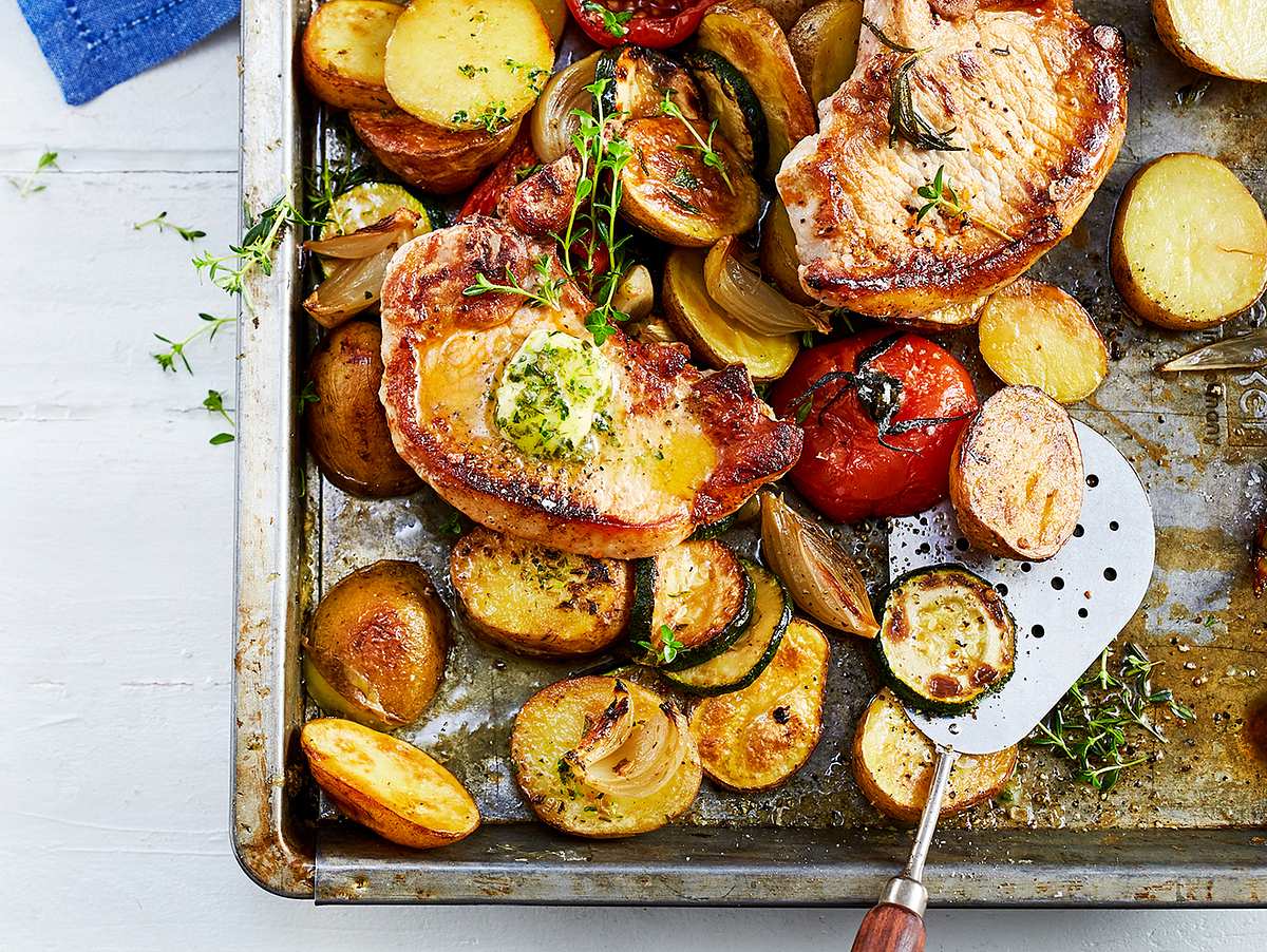 Gekräuterte Koteletts zu Röst-Kartoffeln Rezept