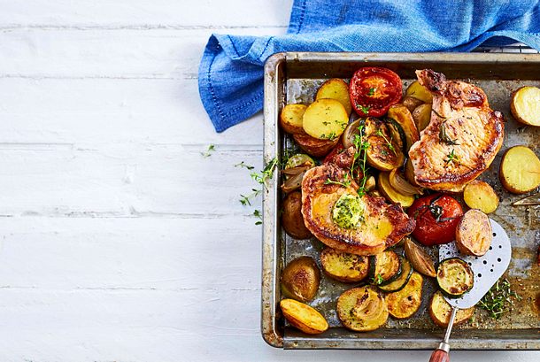 Gekräuterte Koteletts zu Röst-Kartoffeln Rezept
