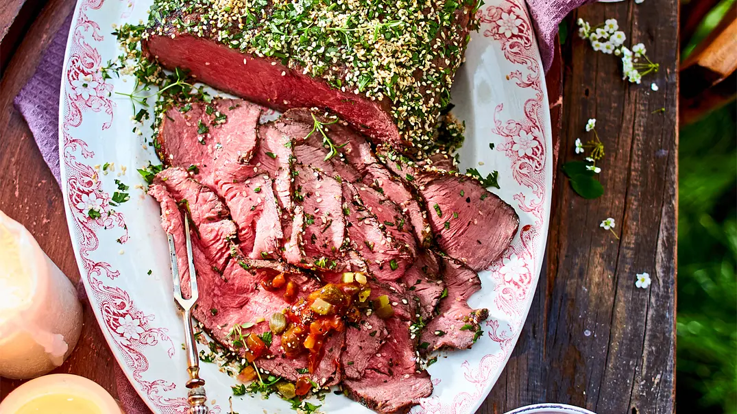Gekräutertes Sesamroastbeef Rezept - Foto: LECKER @ Bauer Media Group Gekräutertes Sesamroastbeef Rezept - Foto: LECKER @ Bauer Media Group
