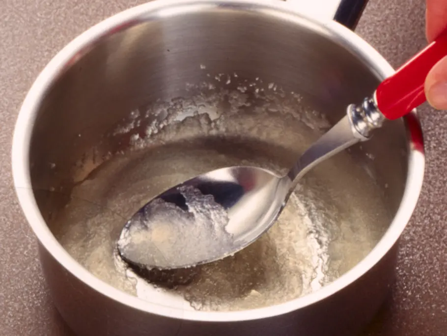Gemahlene Gelatine quellen lassen
