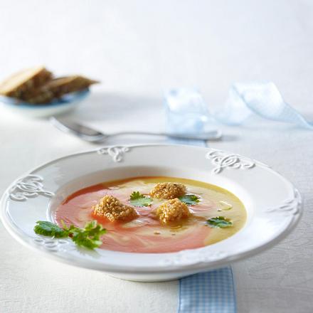Gelb-rot marmorierte Paprikacremesuppe mit Sesam-Hähnchenwürfel und Koriander Rezept