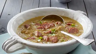 Gelbe Erbsensuppe mit Kasseler-Nacken und Mettwürstchen Rezept - Foto: LECKER @ Bauer Media Group Gelbe Erbsensuppe mit Kasseler-Nacken und Mettwürstchen Rezept - Foto: LECKER @ Bauer Media Group