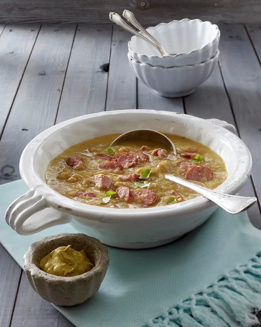 Gelbe Erbsensuppe mit Kasseler-Nacken und Mettwürstchen Rezept Gelbe Erbsensuppe mit Kasseler-Nacken und Mettwürstchen Rezept