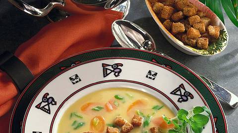 Gelbe Erbsensuppe mit Knoblauch-Croûtons Rezept - Foto: House of Food / Bauer Food Experts KG