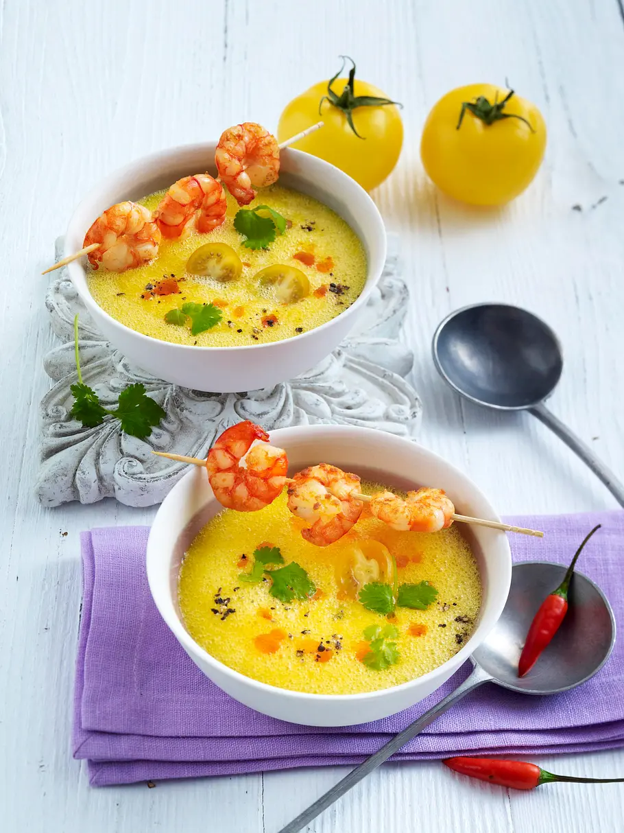 Gelbe Tomatensuppe mit Garnelenspieß Rezept Gelbe Tomatensuppe mit Garnelenspieß Rezept