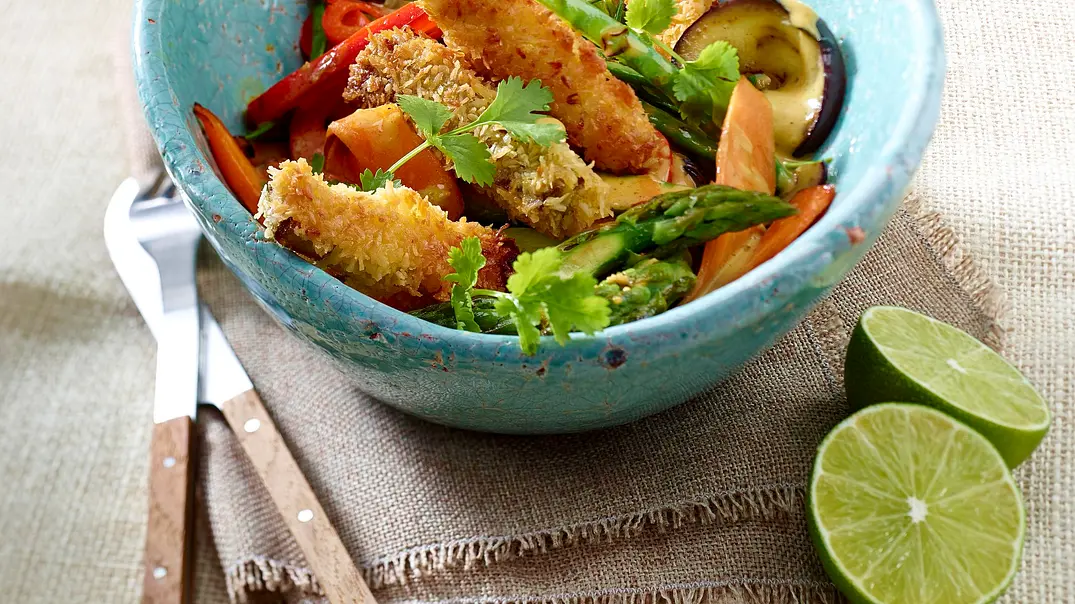 Gelbes Gemüsecurry mit Kokos-Tofu-Sticks Rezept - Foto: LECKER @ Bauer Media Group Gelbes Gemüsecurry mit Kokos-Tofu-Sticks Rezept - Foto: LECKER @ Bauer Media Group