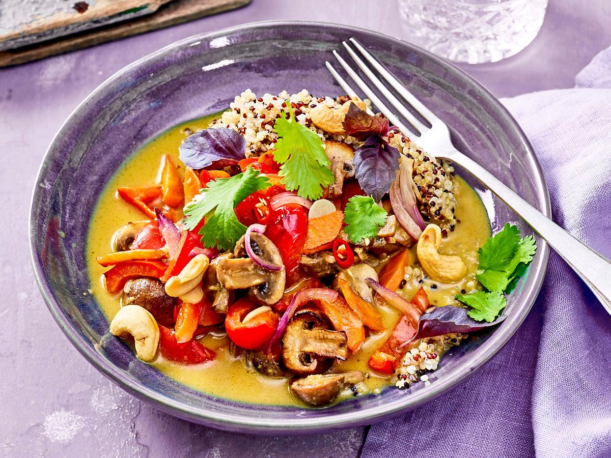 Gelbes Thai-Curry zu bunter Quinoa Rezept