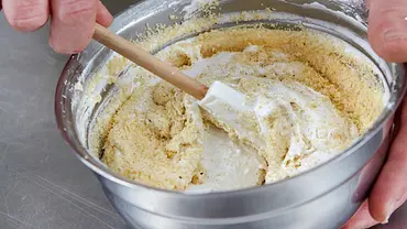 Gemahlene Mandeln unter den Eischnee heben - Foto: LECKER @ Bauer Media Group Gemahlene Mandeln unter den Eischnee heben - Foto: LECKER @ Bauer Media Group