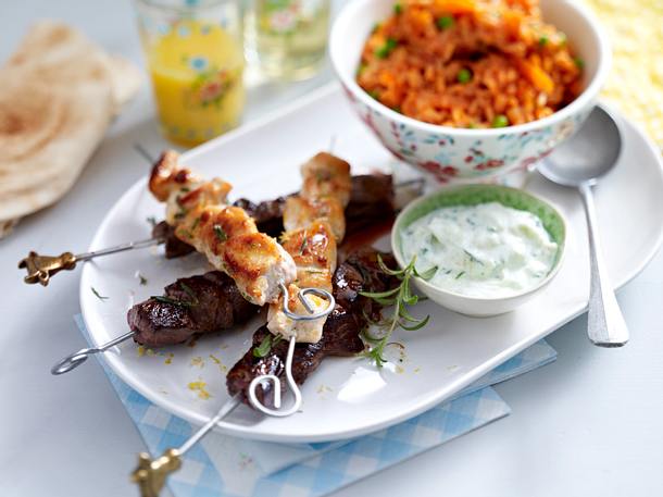 Gemischte Ofen-Spieße mit Tomaten-Reis Rezept Gemischte Ofen-Spieße mit Tomaten-Reis Rezept
