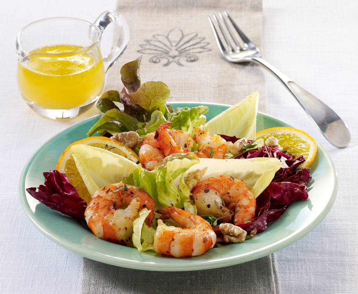 Gemischter Blattsalat mit Riesengarnelen und Orangen-Vinaigrette Rezept