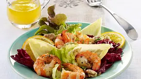 Gemischter Blattsalat mit Riesengarnelen und Orangen-Vinaigrette Rezept - Foto: LECKER @ Bauer Media Group Gemischter Blattsalat mit Riesengarnelen und Orangen-Vinaigrette Rezept - Foto: LECKER @ Bauer Media Group