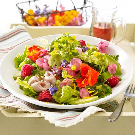 Gemischter Blütensalat mit Putenbrustaufschnitt Rezept Gemischter Blütensalat mit Putenbrustaufschnitt Rezept