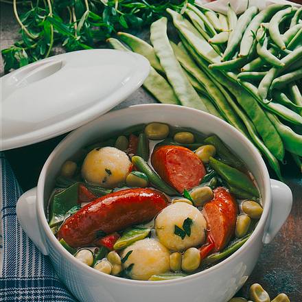 Gemischter Bohnentopf mit Mettwurst Rezept Gemischter Bohnentopf mit Mettwurst Rezept